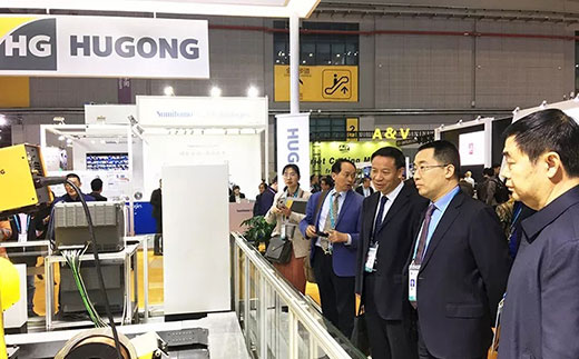 河南省鹤壁市市长莅临9001cc金沙以诚为本意大利CEA展位