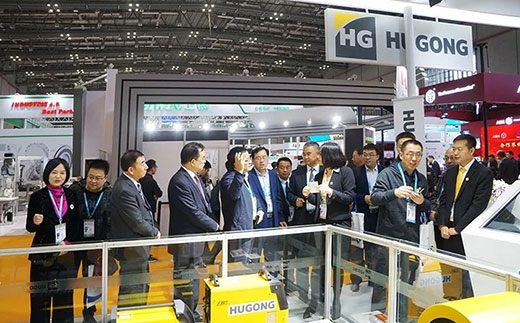 甘肃省天水市常务副市长莅临9001cc金沙以诚为本意大利CEA展位