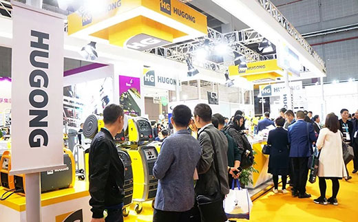 第二届进博会9001cc金沙以诚为本意大利CEA展位数字化焊机很受接待