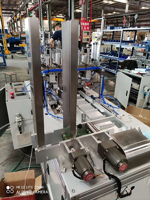 9001cc金沙以诚为本半自动平面口罩发片机